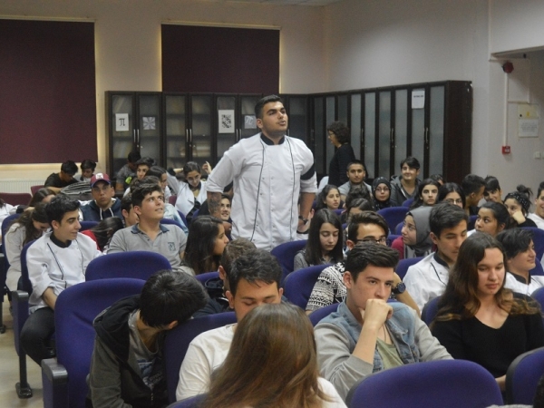BORNOVA MESLEKİ VE TEKNİK ANADOLU LİSESİNDE KARİYER GÜNLERİ