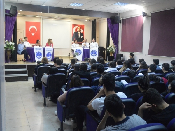 BORNOVA MESLEKİ VE TEKNİK ANADOLU LİSESİNDE KARİYER GÜNLERİ