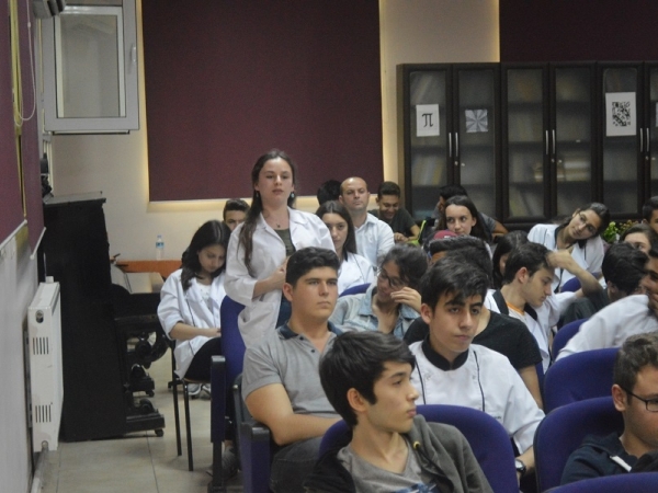 BORNOVA MESLEKİ VE TEKNİK ANADOLU LİSESİNDE KARİYER GÜNLERİ