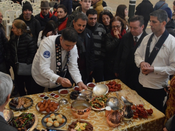 İZMİR'DE HALİL İBRAHİM SOFRASI KURULDU