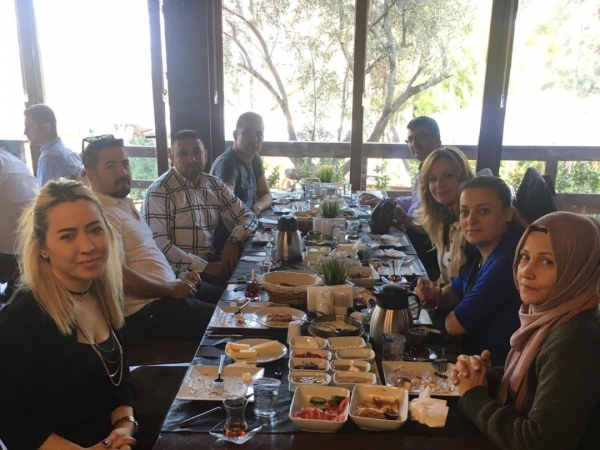 BÜYÜK YARIŞMAYA SAYILI GÜNLER KALA İZPAD AİLESİ KAHVALTIDA BULUŞTU