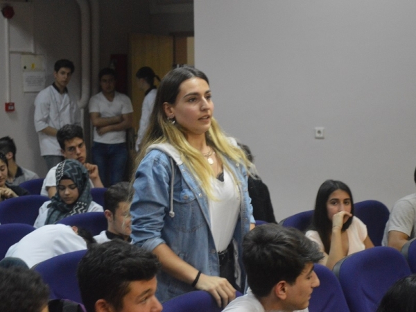 BORNOVA MESLEKİ VE TEKNİK ANADOLU LİSESİNDE KARİYER GÜNLERİ