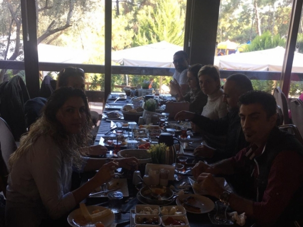 BÜYÜK YARIŞMAYA SAYILI GÜNLER KALA İZPAD AİLESİ KAHVALTIDA BULUŞTU